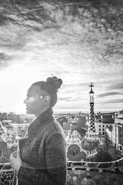 Femme touriste moderne à Barcelone, Espagne regardant au loin — Photo