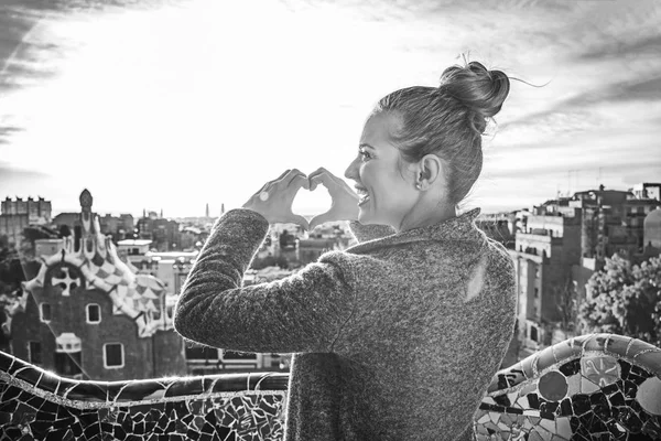 Turistické žena v Barceloně, ve Španělsku ukazuje ručička ve tvaru srdce — Stock fotografie