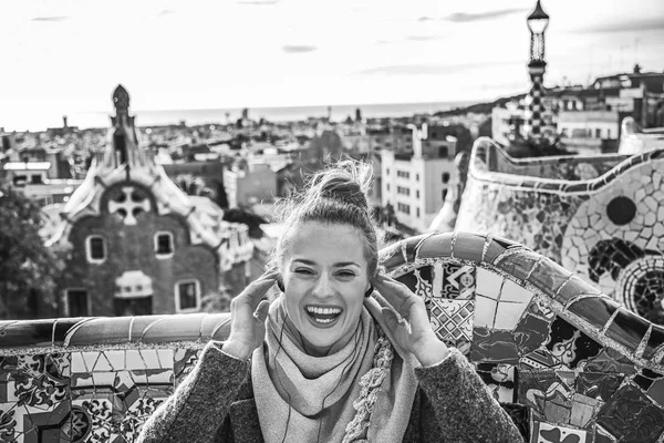 Mulher turista feliz em Barcelona, Espanha sentado no banco — Fotografia de Stock