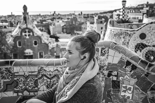 Voyageuse femme à Barcelone écoute audioguide — Photo