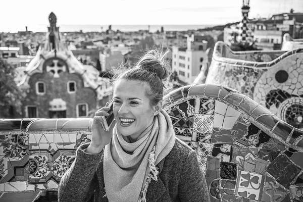 Resenären kvinna på Guell Park i Barcelona tala på mobiltelefon — Stockfoto