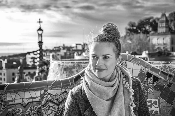 Heureuse femme touristique élégante à Barcelone, Espagne regardant de côté — Photo