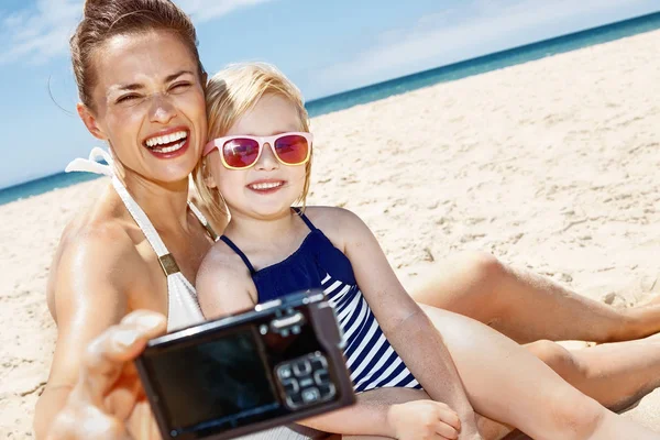 Ευτυχισμένη μητέρα και το παιδί τη λήψη selfie είτε με την κάμερα στην αμμώδη παραλία — Φωτογραφία Αρχείου