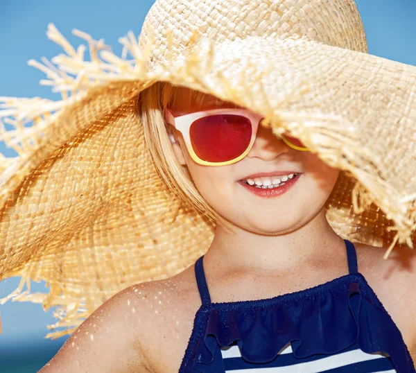 Retrato de niña feliz con sombrero de paja grande —  Fotos de Stock