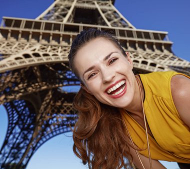 Paris'te Eyfel Kulesi önünde mutlu genç kadın portresi