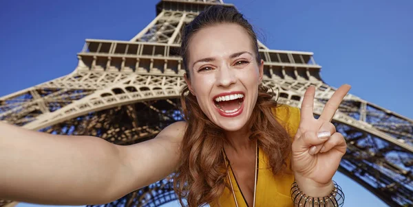 Femme prenant selfie et montrant la victoire contre la tour Eiffel — Photo