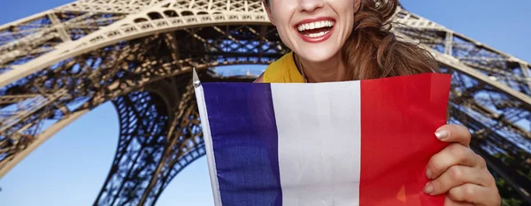 Крупный план улыбающейся девушки с флагом в Париже, Франция — стоковое фото