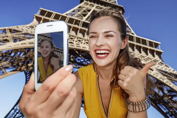 selfie telefon ile Paris'te Eyfel Kulesi önünde alarak kadın