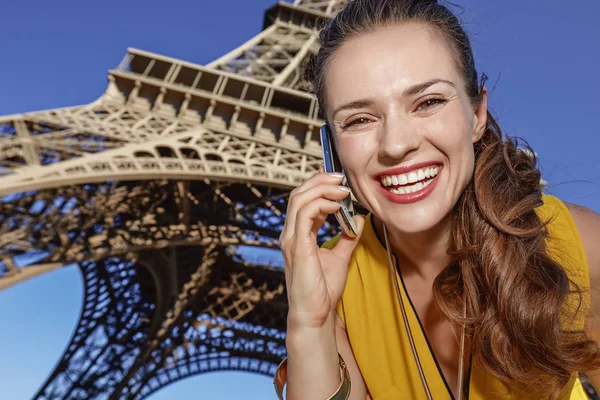 Leende ung kvinna talar i mobiltelefon i Paris, Frankrike — Stockfoto