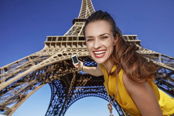 Счастливая молодая женщина, делающая селфи с телефоном в Париже, Франция — стоковое фото