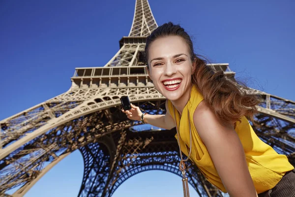 Χαμογελώντας νεαρή γυναίκα λήψη φωτογραφιών με την κάμερα στο Παρίσι, Γαλλία — Φωτογραφία Αρχείου