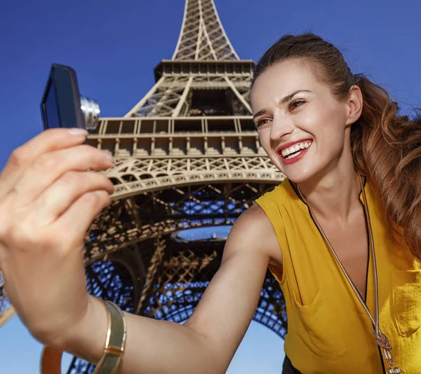 Mujer tomando selfie con cámara digital contra torre Eiffel —  Fotos de Stock