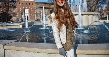 mesafe içine bakarak mutlu genç turist kadın, Milano, İtalya