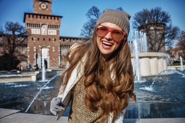 Portre mutlu trendy Gezgin kadının, Milano, İtalya