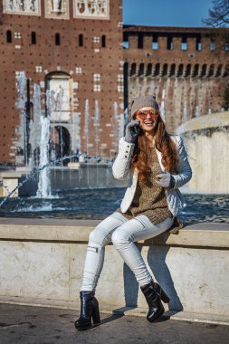 cep telefonu kullaranarak Gezgin kadının yanına Sforza Kalesi