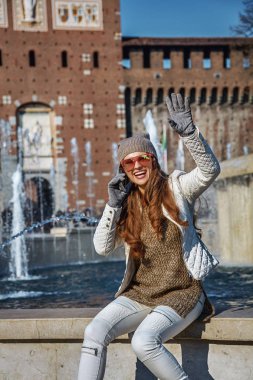 bir akıllı telefon ve handwaving bir gezgin kadın