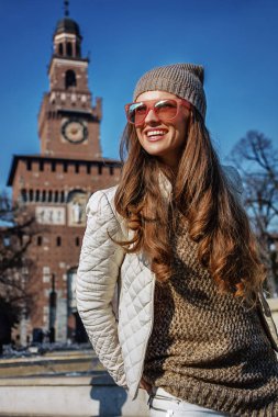 Milan, İtalya, bir kenara bakarak Sforza Kalesi yakınındaki gülümseyen