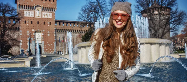 Portre, gülümseyen genç turist kadın, Milano, İtalya