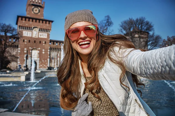 Mujer feliz cerca del Castillo de Sforza en Milán, Italia tomando selfie —  Fotos de Stock