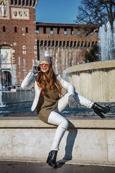 Milan, İtalya, cep telefonu konuşurken gülümseyen Gezgin kadın