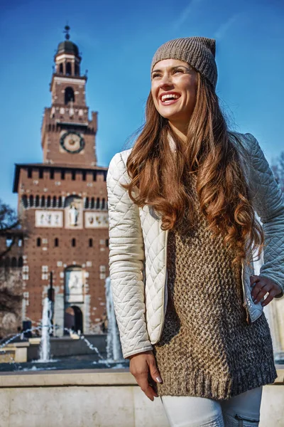 Uśmiechnięta kobieta turystycznych w pobliżu Castello Sforzesco w Mediolanie, Włochy — Zdjęcie stockowe