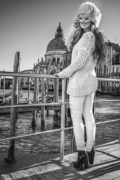 Moda-sökücü Venedik, İtalya bir kenara Venedik Maske arıyorum — Stok fotoğraf