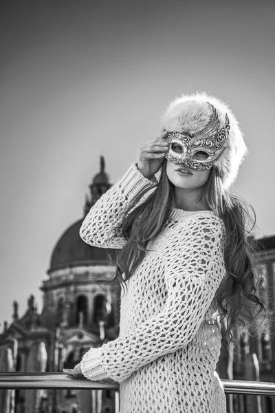 Elegant mode-monger i Venedig, Italien bär venetiansk mask — Stockfoto