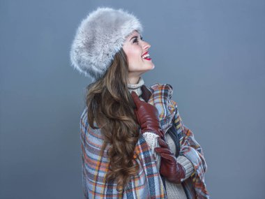 gülümseyen kadın kopya s üzerinde seyir soğuk mavi zemin üzerine izole