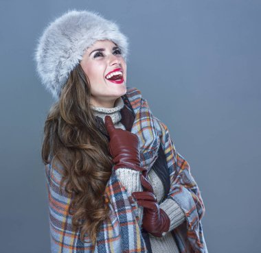 mutlu kadın kopya spa üzerinde seyir soğuk mavi zemin üzerine izole