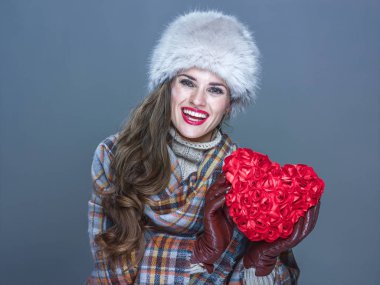 mutlu kadın kırmızı kalp gösterilen soğuk mavi arka plan üzerinde izole