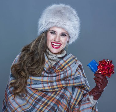 Kırmızı kurdele ile kredi kartı ile gülümseyen kadın portresi