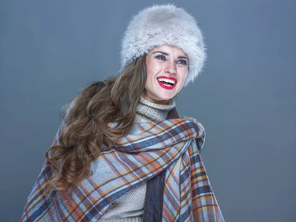 Cosas Invierno Retrato Mujer Joven Feliz Sombrero Piel Sobre Fondo — Foto de Stock