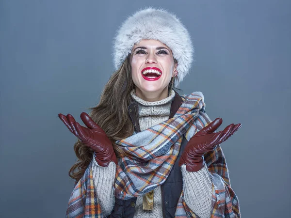 Uśmiecha się kobieta modny na białym tle na zimno niebieski połowu płatki śniegu — Zdjęcie stockowe