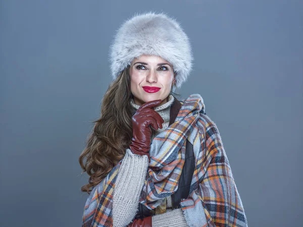 Chère femme moderne isolée sur bleu froid regardant sur l'espace de copie — Photo