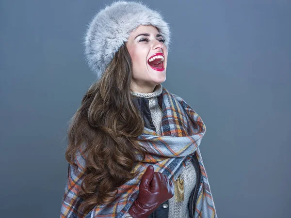 Mujer elegante feliz en sombrero de piel aislado en azul frío regocijo — Foto de Stock