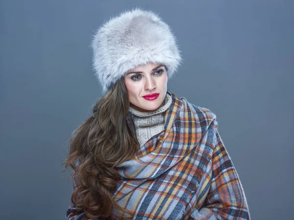 Vinter Saker Porträtt Glad Ung Kvinna Pälsmössa Blå Bakgrund — Stockfoto