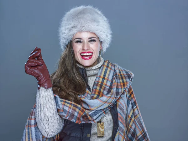 Lachende trendy vrouw geïsoleerd op koude blauwe vingers magnetisch — Stockfoto