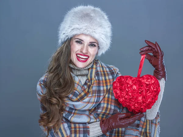 Feliz mujer moderna aislado en frío azul celebración de corazón rojo — Foto de Stock