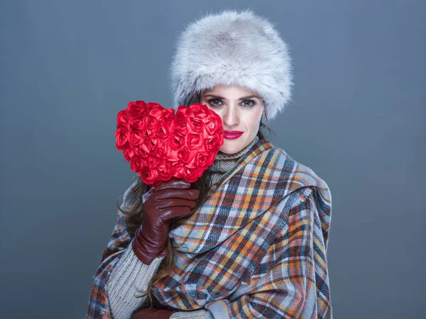 Mujer de moda aislada sobre fondo azul frío con corazón rojo —  Fotos de Stock