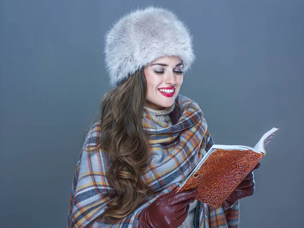 Cosas Invierno Retrato Mujer Moderna Feliz Libro Lectura Sombrero Piel — Foto de Stock