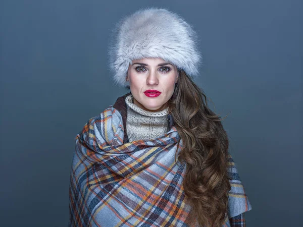 Retrato de mujer joven elegante en sombrero de piel aislado en azul frío —  Fotos de Stock