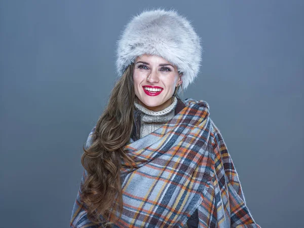 Sonriente mujer de moda aislada en azul frío mirando a la distancia — Foto de Stock