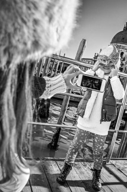 Venedik Maske, Venedik giymiş çocuk annesi alarak fotoğraf