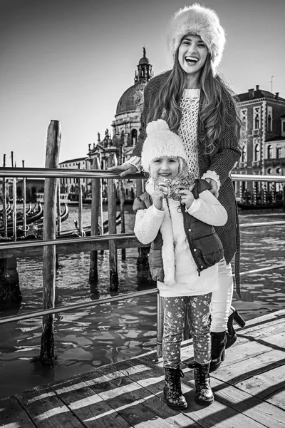 Glückliche Mutter-Kind-Reisende mit venezianischer Maske, Venedig — Stockfoto