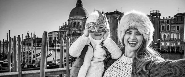 Sorridente mãe e criança viajantes tomando selfie em Veneza — Fotografia de Stock