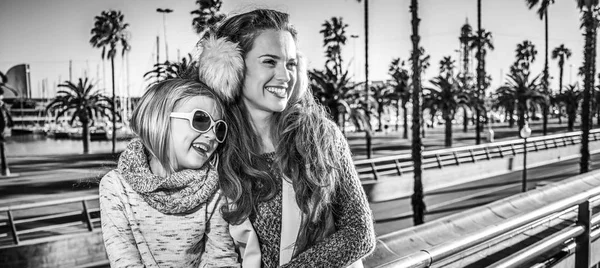 Matka i córka podróżnika w Barcelonie patrząc na odległość — Zdjęcie stockowe