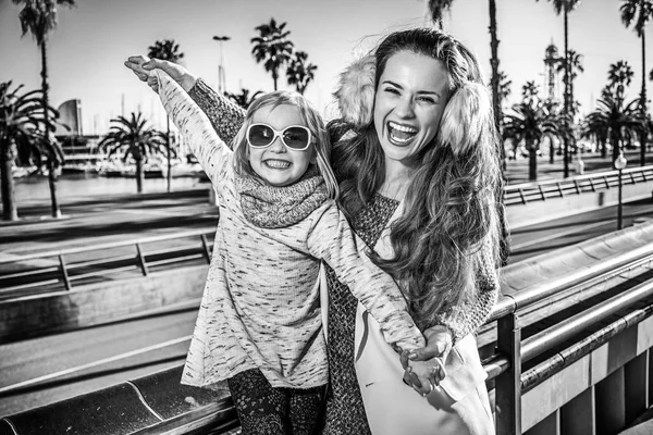 바르셀로나에서 어머니와 자식 여행자 재미 시간 — 스톡 사진