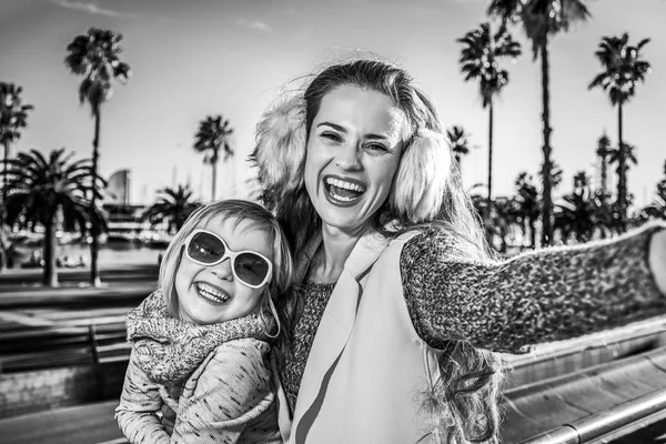 Mãe e filha em aterro em Barcelona tomando selfie — Fotografia de Stock