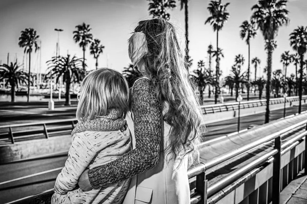 Современные туристы-матери и дочери в Барселоне, Испания — стоковое фото