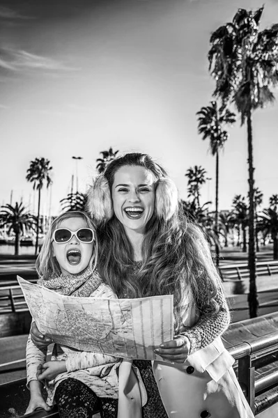 Happy mother and child travellers in Barcelona, Spain with map — Stock Photo, Image